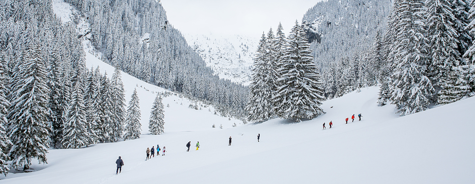 Winter Wandergruppe in den Bergen